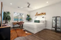 Chic 4Br Austin Retreat w/ Cowboy Pool, Hot Tub & Sauna — Near Downtown