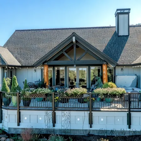 Ironstone Lodge - Luxury Living and Mountain Views