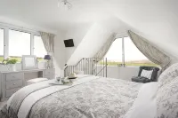 Luxury, romantic Cottage for 2 Nr Padstow with pretty garden and lovely views - 4 stelle