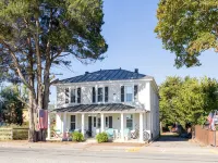 The Lyellton House: 6 Bd 4Ba - Steps to Shops & Shore - Pet Friendly Hotels in Colonial Beach