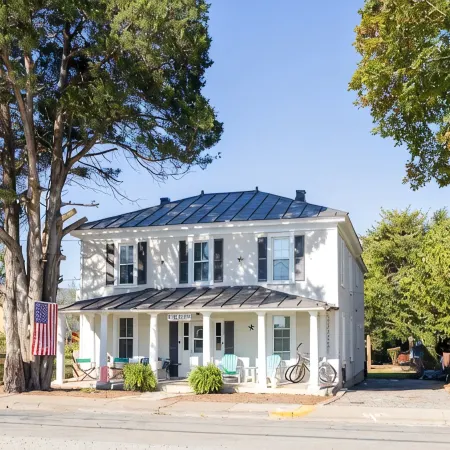 The Lyellton House: 6 Bd 4Ba - Steps to Shops & Shore - Pet Friendly