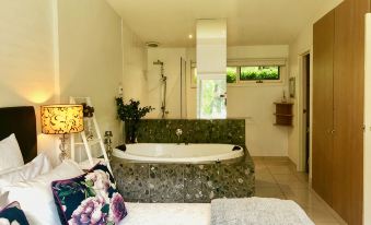Daylesford Lake Villa 1 ...lake frontage and pet friendly