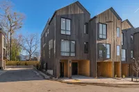 NEW Spacious 4-Story 4-bedroom Townhome Retreat in Greenville - balcony