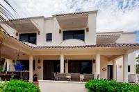 Spacious Beachside Villa with Gourmet Cook, Pool, WiFi – Large Sandy Clean Beach - Villas