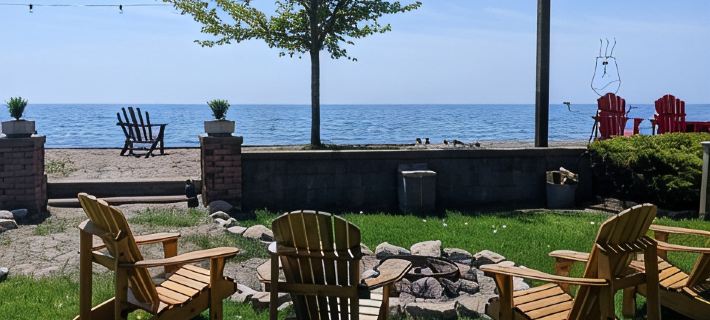 CJs Lakehouse is 1km to Point Pelee. Huge yard, firepit, pets welcome! Hotels in Leamington