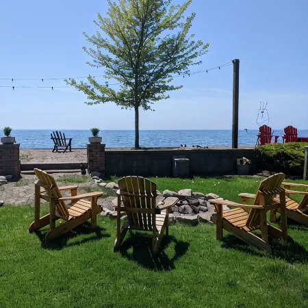 CJs Lakehouse is 1km to Point Pelee. Huge yard, firepit, pets welcome!