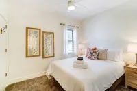 Oakley Square 3BR - Walkable-Sleeps 5 - Fire Pit - balcón
