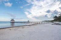 PRIVATE BEACHFRONT PARADISE with COOK & POOL = Luxury on the Sea! - Homestays