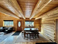 Renovated, roomy, 4BR, private log cabin with rec room, Starlink, views & more… - 3성급