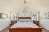 Beautiful Pool home on 2.5 acres with a serene country feel with urban location - 부티크