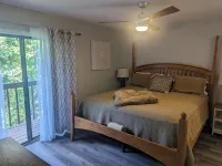 Quiet Corner Unit with Deck Overlooking the Saluda River - 3 stjerner