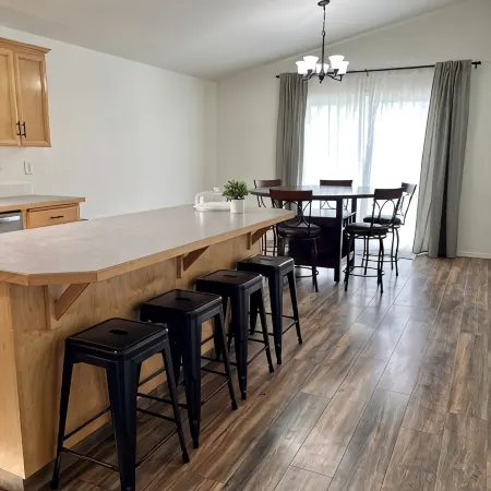 Sunlit Sage House - a peaceful retreat. 3 bed 2 bath bright & clean home