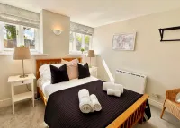 6 Bed, 4 Bath House in the Cotswolds with Wood Fired Hot Tub. Sleeps 11-14 - Wifi