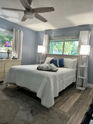 Book your escape to paradise at The Lake Cottage at Santa Fe! - Homestays