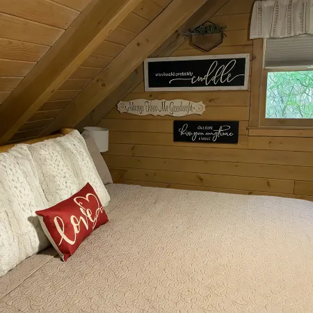 YOUR LOVE STORY BEGINS HERE! SECLUDED! ROMANTIC TRUE LOG CABIN! NOT PET FRIENDLY