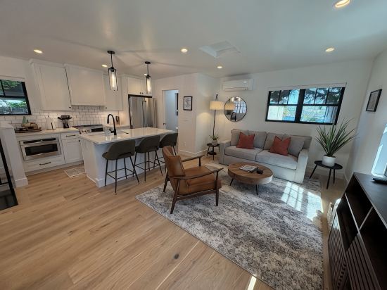 Queen Anne City Escape - 1 Bed, 1.5 Bath, Dog Friendly, 1 Parking Space