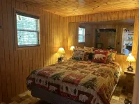 Peaceful secluded cabin nestled on 40 wooded acres overlooking  4 acre pond. - Homestays