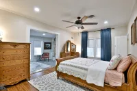 Amazing outdoor deck & kitchen, large home, central to all of Abilene! - Boutique