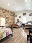 55 Acre Waterfront Retreat ~Hot Tub~Swim ~Fish ~Kayak ~Hike ~1 Acre Spring Pond~ - Chalets