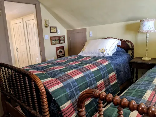 Apartment in historic home across from Cripple Cove Harbour, Gloucester, MA - 2-Sterne