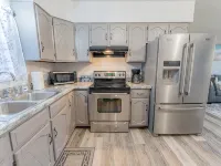 Lake Views, Cozy 2-bedroom condo newly remodeled, downtown Escanaba Отели в г. Эсканаба