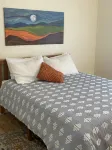 Cheerful mid-town home close to Bass Pro, shopping and local eateries. - 4-Star