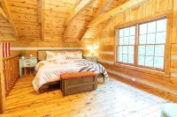 Retro Cabin in Hocking Hills, Ohio w/ Jukebox, Hot Tub & Pond. Dog-friendly! - Chalets