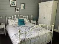 Historic Cottage 4 Riverside Dve. Pet friendly, flat fenced yard  on the River. - Wi-Fi