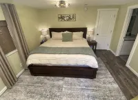 Modern Lake Home in Private Setting with Lake Access and Hot Tub - 무료 와이파이