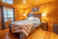Beautiful private rustic log cabin, pool, hot tub - 3つ星