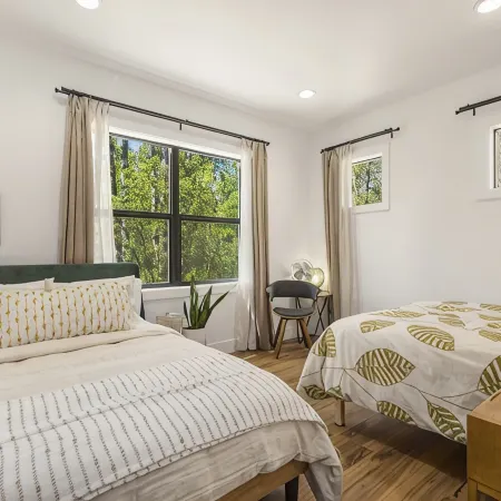 Modern Mtn Retreat: Lakefront, Direct Beach Access & Hot Tub by Tamarack Resort