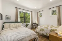 Modern Mtn Retreat: Lakefront, Direct Beach Access & Hot Tub by Tamarack Resort - 샬레 호텔