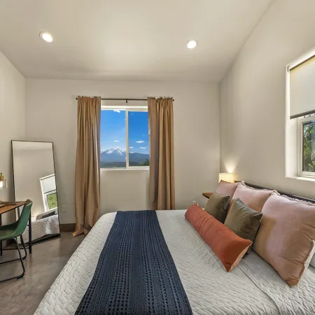 Hot Tub & Sauna Spa, Amazing Mountain Views, Remote Nature Getaway for Families