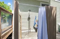 Quaint Downtown Jamestown R.I. Home -Walking distance to Newport Ferry and Beach - Wifi