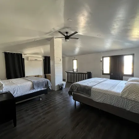 The Charming House of Riverside: All King beds, 55" Smart TVs, W/D, Downtown