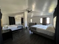 The Charming House of Riverside: All King beds, 55" Smart TVs, W/D, Downtown - 3성급