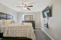 The Gray Retreat - Luxury Condo - balcony