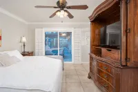 Spacious house, large/secure/activity-filled back yard, child and dog friendly - สระว่ายน้ำส่วนตัว