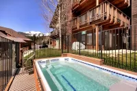 Tyra Penthouse Ski-in/Out — 4Br, Private Hot Tub, Sleeps 12 - 4 ดาว