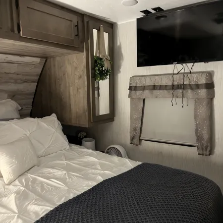 Cozy camper in Clemson Hills.  5 minutes from Clemson University.  Pet friendly!