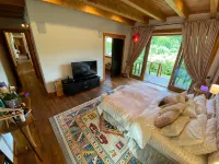 THE ONLY LUXURY RIVER FRONT PROPERTY ON THE ELK RIVER. 10 min to beach & town! - balcony