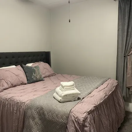 Walk to everything! Five Flags-Hotel Julian-Millwork Sleeps 8!