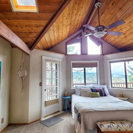 Cozy & Quiet 2 bdrm private Treehouse getaway with Amazing Views minutes from UO