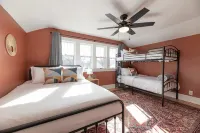 Historic Craftsman, just 8 minutes from downtown Kalamazoo. - Homestays