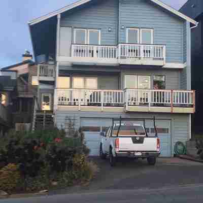 Beachfront home directly across from beach & park! Close to everything! Hotel Exterior