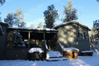 Green Elk Retreat Cabin, Cozy Cabin - large side yard with wildlife - 4-Sterne