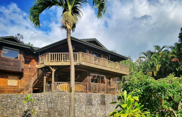 VERY PRIVATE, expansive ocean VIEWS, close to BEST BEACH