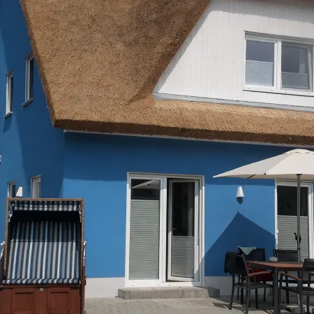 Reetkoje - thatched house with fireplace, sauna, WiFi - between Bodden and Baltic Sea