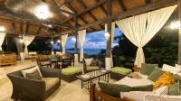 7Br Ocean View Villa in Manuel Antonio with Two Pools and Private Elevator - 2 stjerner