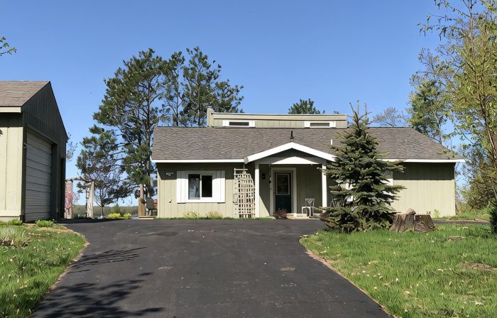 Family Friendly Cottage w/Spectacular Views of Round Lake-Hayward, WI